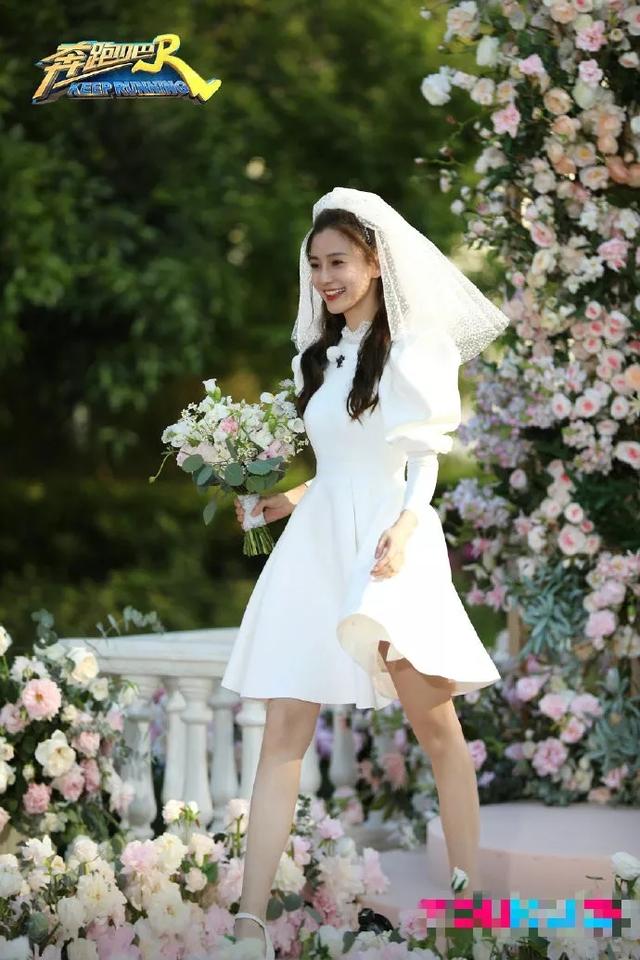 再同框关晓彤可没输，穿短裤婚纱变长腿酷girl，baby硬靠曲线打平