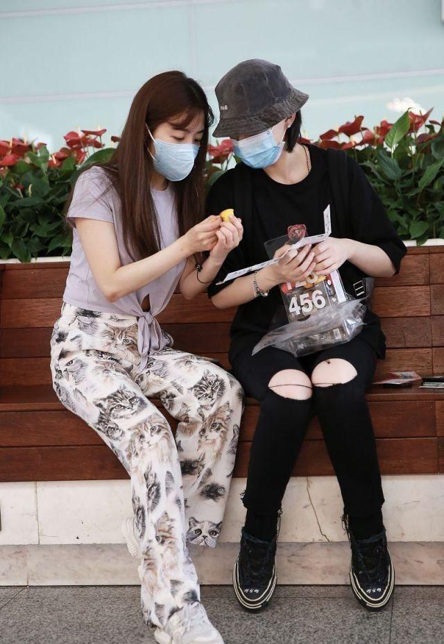 姐姐组团!王丽坤比张含韵腰细,李斯丹妮晒“战利品”仨人聊太嗨