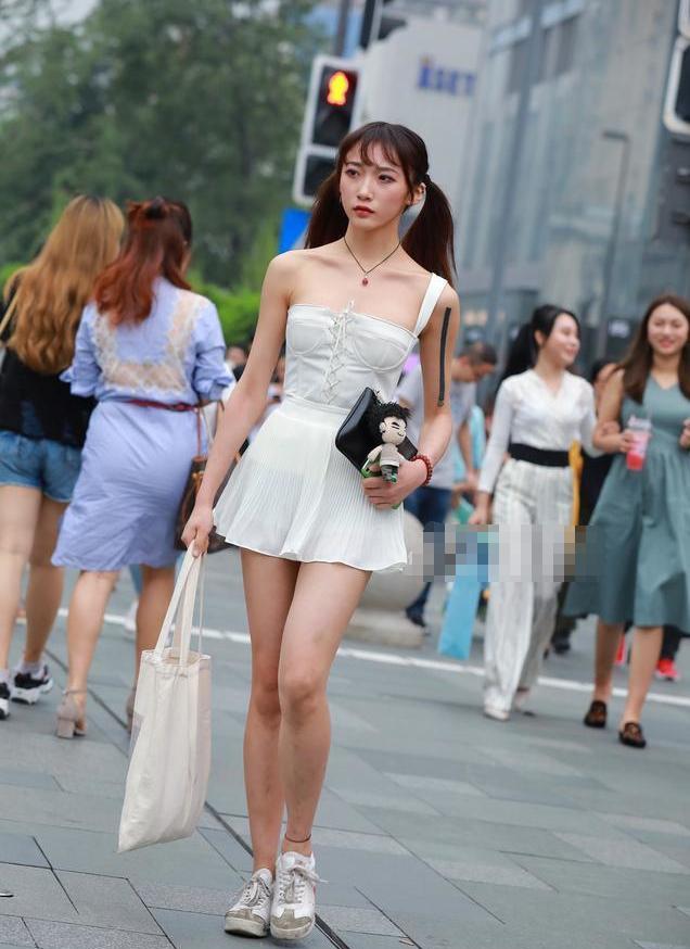 时尚美女街拍:迷人靓丽的美女,走在哪里都是焦点