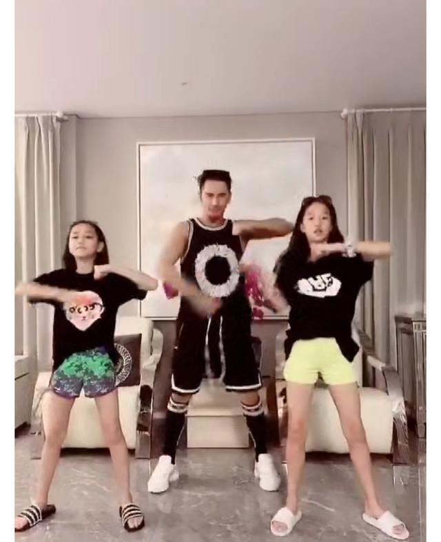 张伦硕才是好爸爸,为逗女儿穿女装,两女儿穿泳衣被扛肩膀不避讳