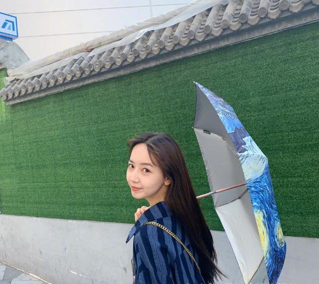 吴亦凡新女友生活照曝光，甜度爆表穿衣打扮超少女，颜值不输明星