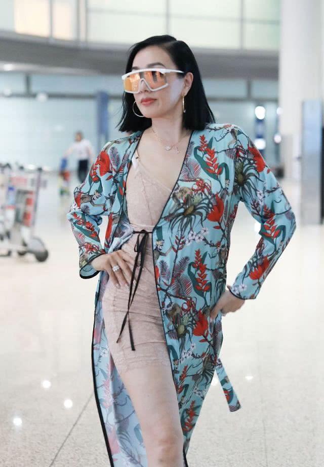 钟丽缇外穿印花“睡衣风”风衣,脚踏黄艳色运动鞋,玩转土味时尚!