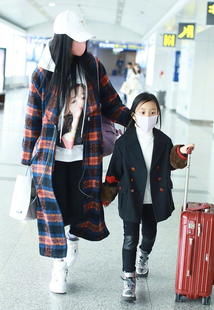 李小璐一身轻松不管女儿,母女一起走机场,甜馨自己拖行李好独立