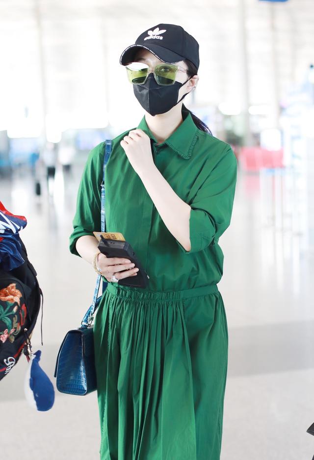 范冰冰复胖得厉害!穿绿裙走机场像120斤,水桶身材大肚子太抢镜
