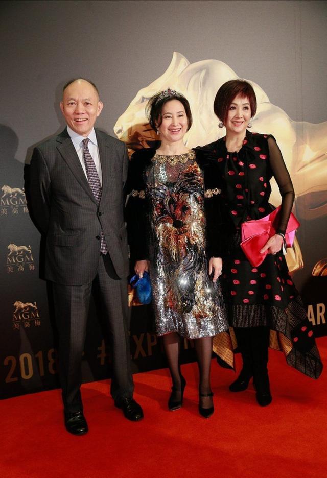何超琼戴皇冠太贵气,妹妹穿粉裙扮嫩翻车,三姐妹同框像母女尴尬