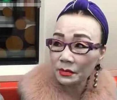 地铁偶遇“时髦”大妈，妆容精致，网友：这个粉底液什么牌子的