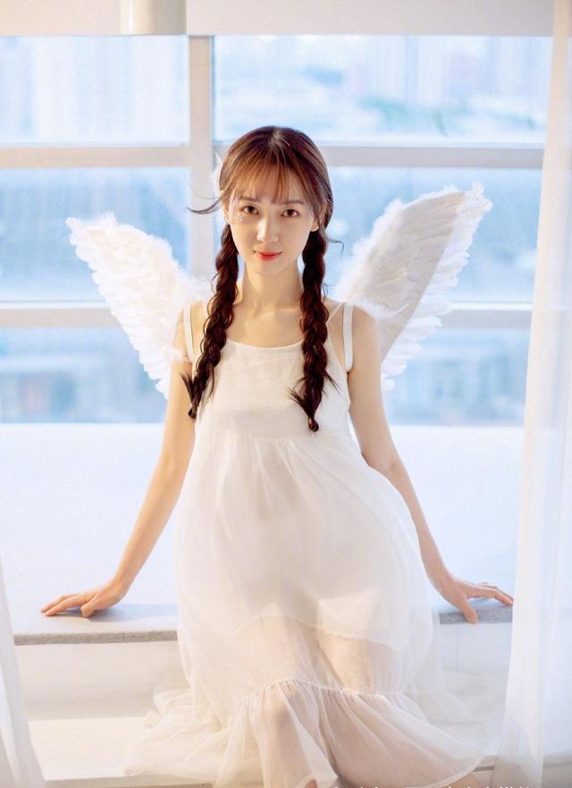 吴亦凡新女友生活照曝光，甜度爆表穿衣打扮超少女，颜值不输明星