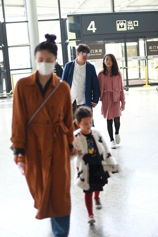 黄磊一家走机场,多多美过妈妈太抢眼,黄磊发福收不住变油腻大叔