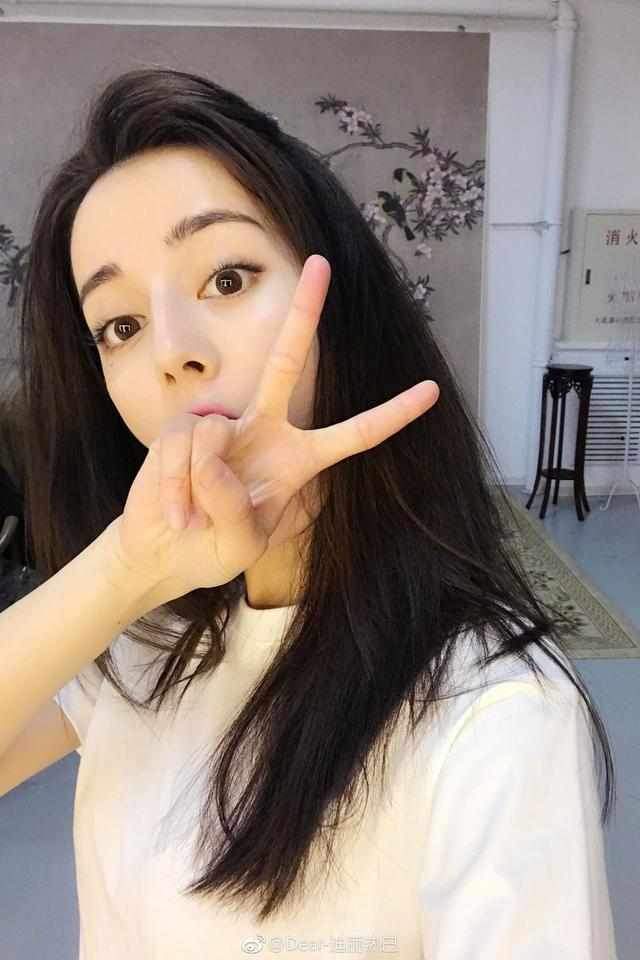 迪丽热巴自曝:睫毛太浓密,化妆前要先剃掉一半!爱用产品公开