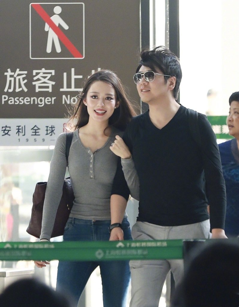 郎朗妻子陪婆婆现身,白t牛仔秀芭比曲线,比婆婆豹纹粉衣还抢镜