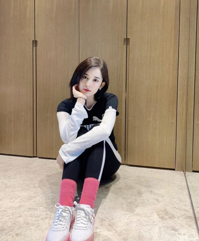 古力娜扎“真敢穿”！把运动裤穿在棉袜里，一般人可不敢尝试