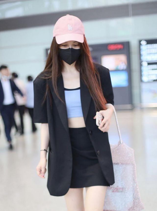 吴昕参加姐姐后脱胎换骨，穿露脐装搭长袜，暴露膝盖内翻勒出赘肉