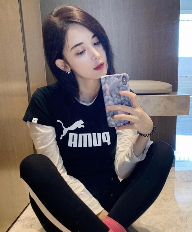 古力娜扎“真敢穿”！把运动裤穿在棉袜里，一般人可不敢尝试
