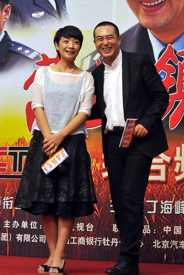 张嘉译携娇妻现身活动，51岁妻子吊带裙搭T恤很贤惠，淡妆很年轻