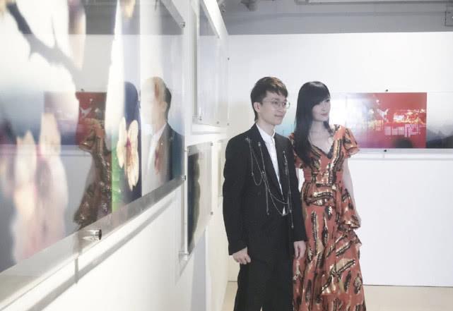 周慧敏终于不穿裙装,换上一套职业装也好看,干练显气场