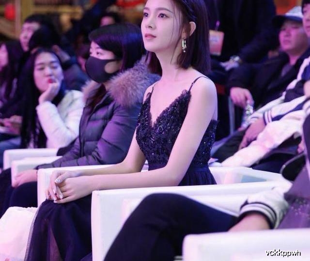 迪丽热巴黑衣显深度气质，陈瑶同色调礼服也不错
