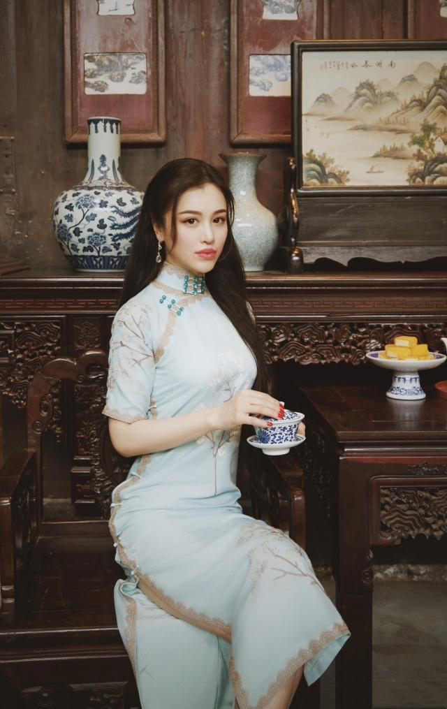 刘翔携运动员妻子走机场，34岁吴莎一袭长裙素颜超美，气质很温柔