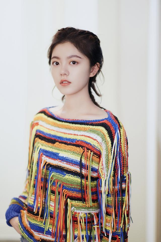 17岁赵今麦穿露脐装暴露小肚子，帽子手套装备齐全，小鸟腿吸睛