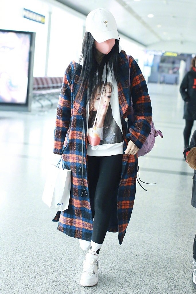 李小璐一身轻松不管女儿,母女一起走机场,甜馨自己拖行李好独立