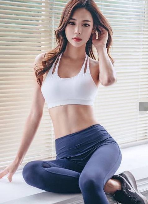 拥有傲人身段的紧身打底裤美女,大秀性感小蛮腰,散发十足女人味