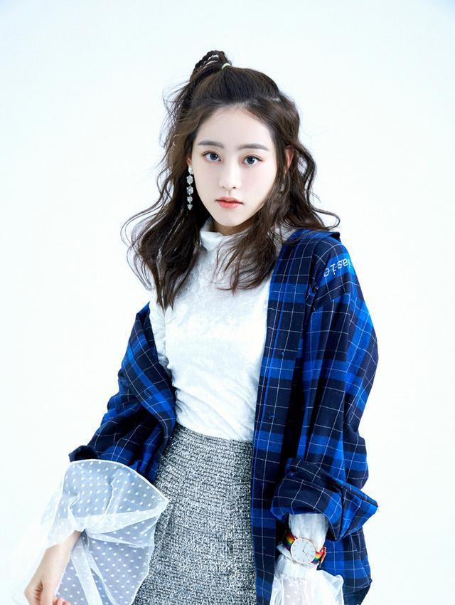 她是杨幂旗下小花，参加《创造营》当助演，牛仔外套运动裤美爆了