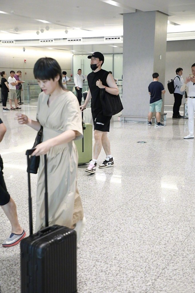 刘翔携运动员妻子走机场，34岁吴莎一袭长裙素颜超美，气质很温柔