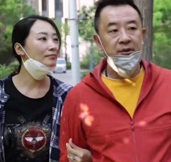 黄海波难得秀恩爱!和娇妻戴口罩亲吻超甜,红黄配造型太显落魄