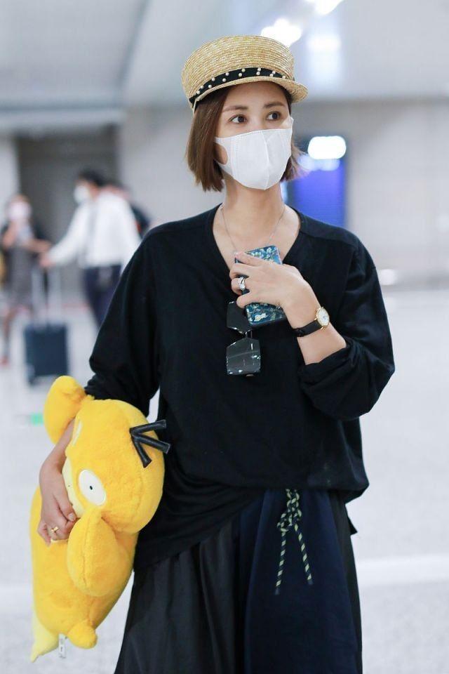 张歆艺罕见带儿子走机场,1岁多儿子穿红衣扎小啾啾,像个女娃娃