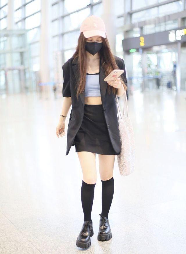 吴昕参加姐姐后脱胎换骨，穿露脐装搭长袜，暴露膝盖内翻勒出赘肉