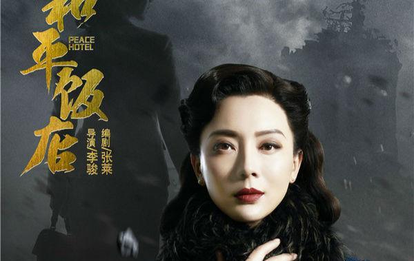 42岁“陈数”美出新高度!法式衬衣配小黑裙,复古风更凸显气质
