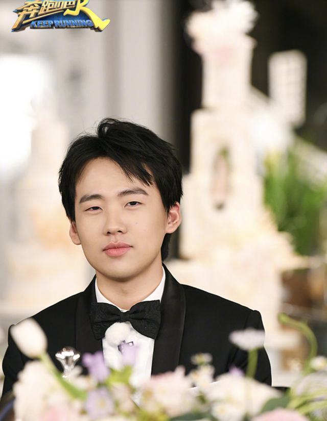 再同框关晓彤可没输，穿短裤婚纱变长腿酷girl，baby硬靠曲线打平
