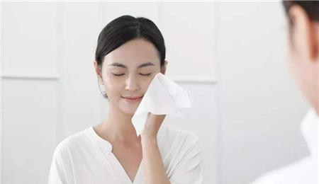 涂防晒的四个误区，出门前涂抹，不补防晒，最后一个很多人做错