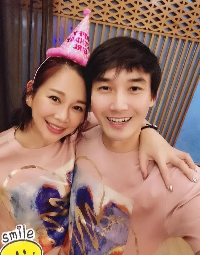 49岁陈松伶参加姐姐二次出道！穿热裤秀美腿，戴圆框眼镜太显嫩