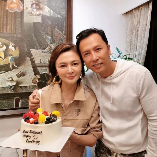 关之琳无美颜的脸太真实，正面看精致侧面却显松弛下巴，笑容太僵