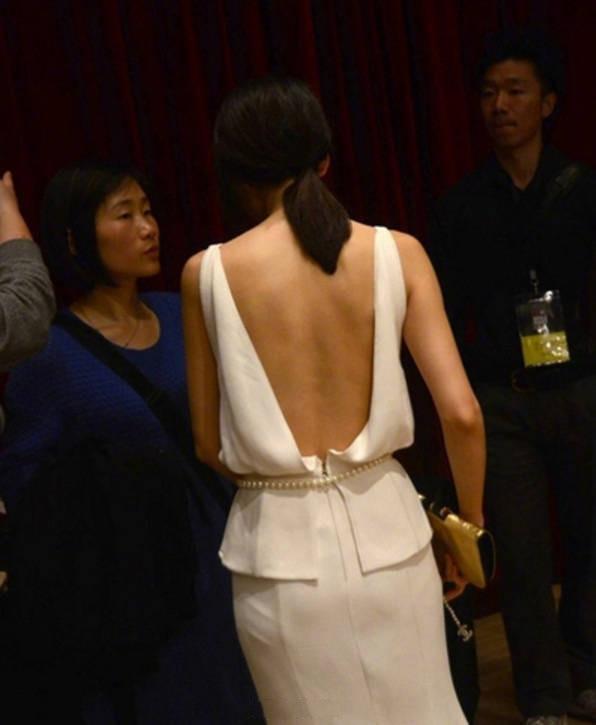 高圆圆瘦得太厉害，紧身白裙穿出宽松感，项链也被用来当腰带