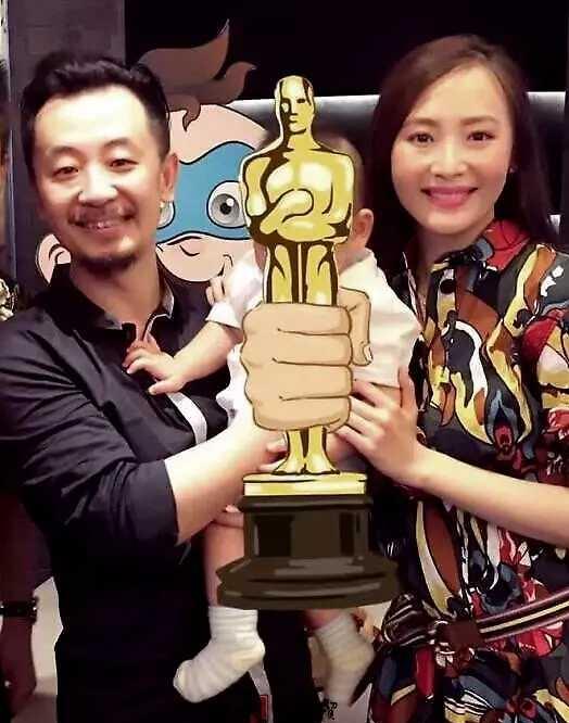 黄海波难得秀恩爱!和娇妻戴口罩亲吻超甜,红黄配造型太显落魄