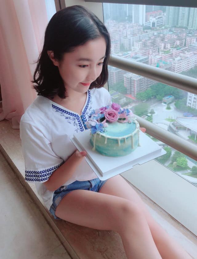 还记得那个“点读机女孩”吗?今出落得亭亭玉立,美成直男初恋!