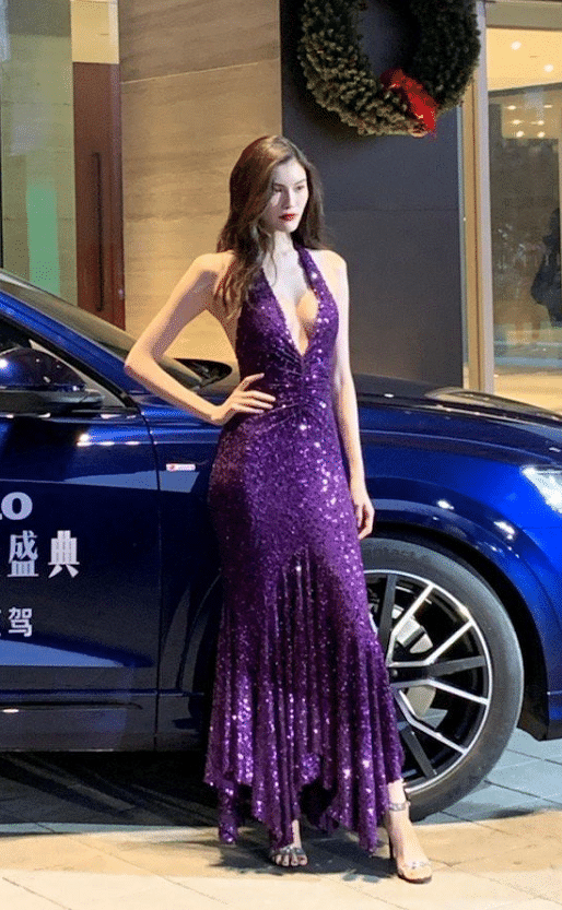 30岁超模何穗绝了!一袭亮片裙“艳压”全场,比明星气场强多了