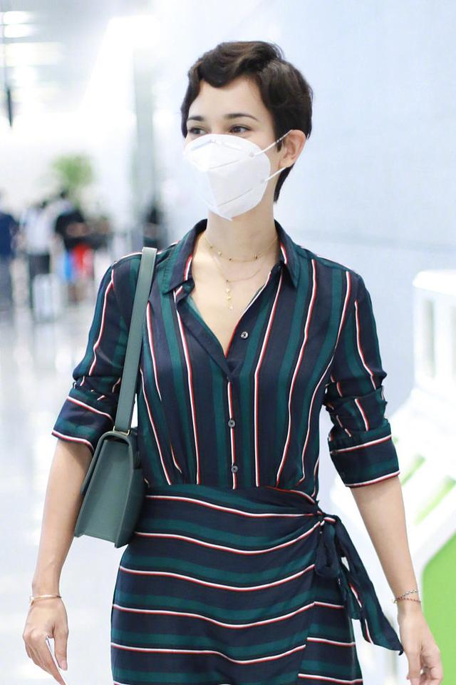 卢靖姗又换新发型,复古卷终于不男人,这次变成“蛇蝎美女子”