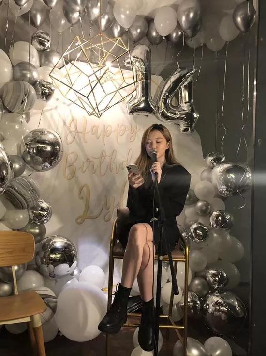 李嫣竟是王菲小迷妹,穿西装裙搂妈妈入怀,14岁染新发色好成熟