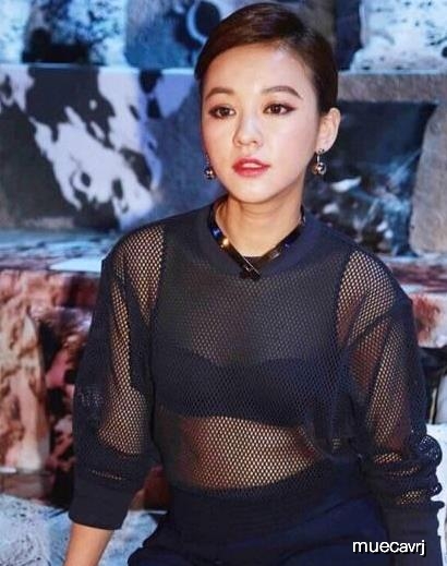 33岁陈意涵平时看着像20岁少女,但一去时装周就变40岁大妈
