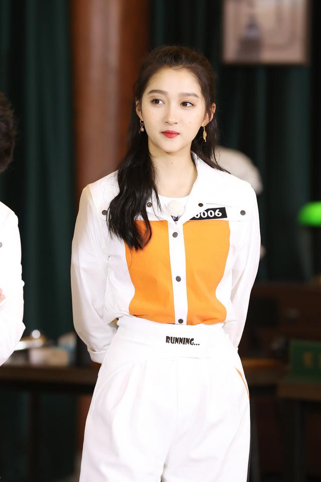 再同框关晓彤可没输，穿短裤婚纱变长腿酷girl，baby硬靠曲线打平