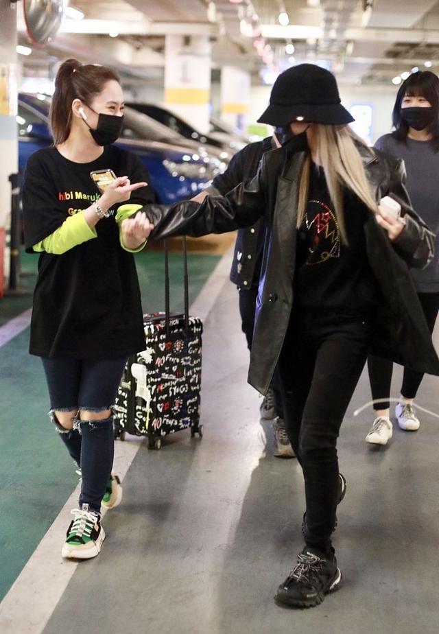 周扬青现身走机场,穿大西装暴露真实身高,竟有阿娇同款五短身材