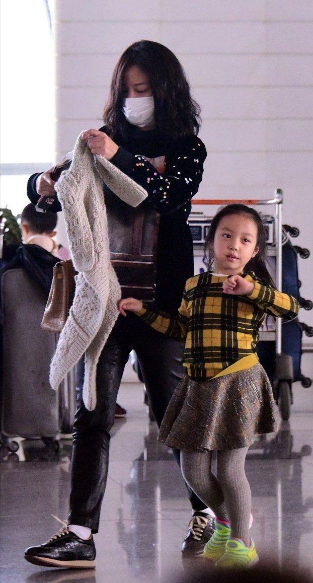 赵薇携女走机场,女儿继承同款大眼颜值高,赵薇不修边幅像大妈