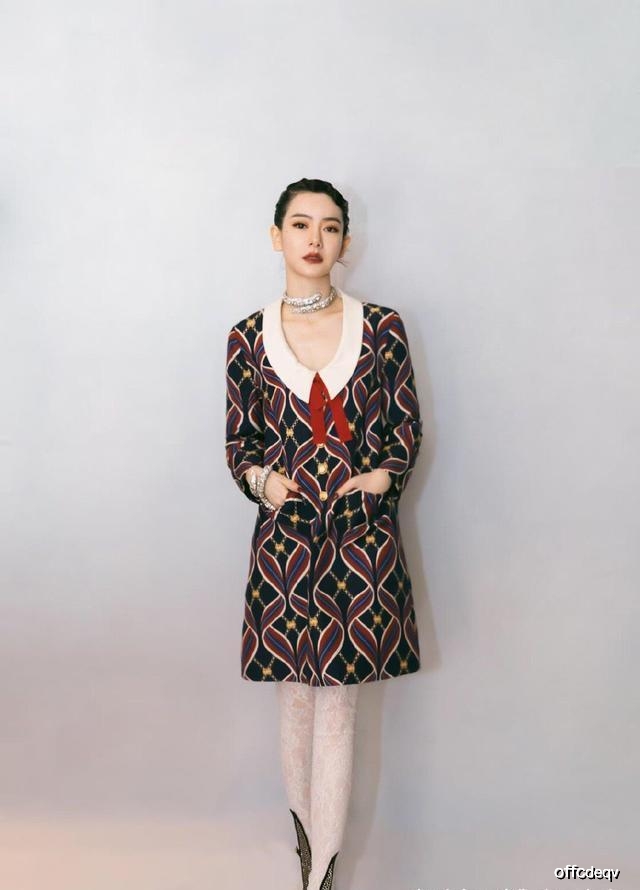 真佩服戚薇，穿连衣裙搭配白丝袜身材纤细曼妙，意外美成复古女神