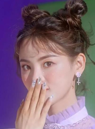 上帝果然是公平的,给了杨超越精致的娃娃脸,却配双“女汉子”手