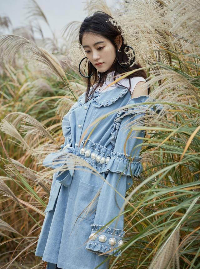 她是杨幂旗下小花，参加《创造营》当助演，牛仔外套运动裤美爆了