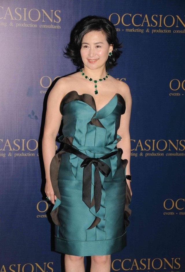 太瘦了也不好,陈慧琳撞衫何超琼撑不起衣服,输了气质又输身材