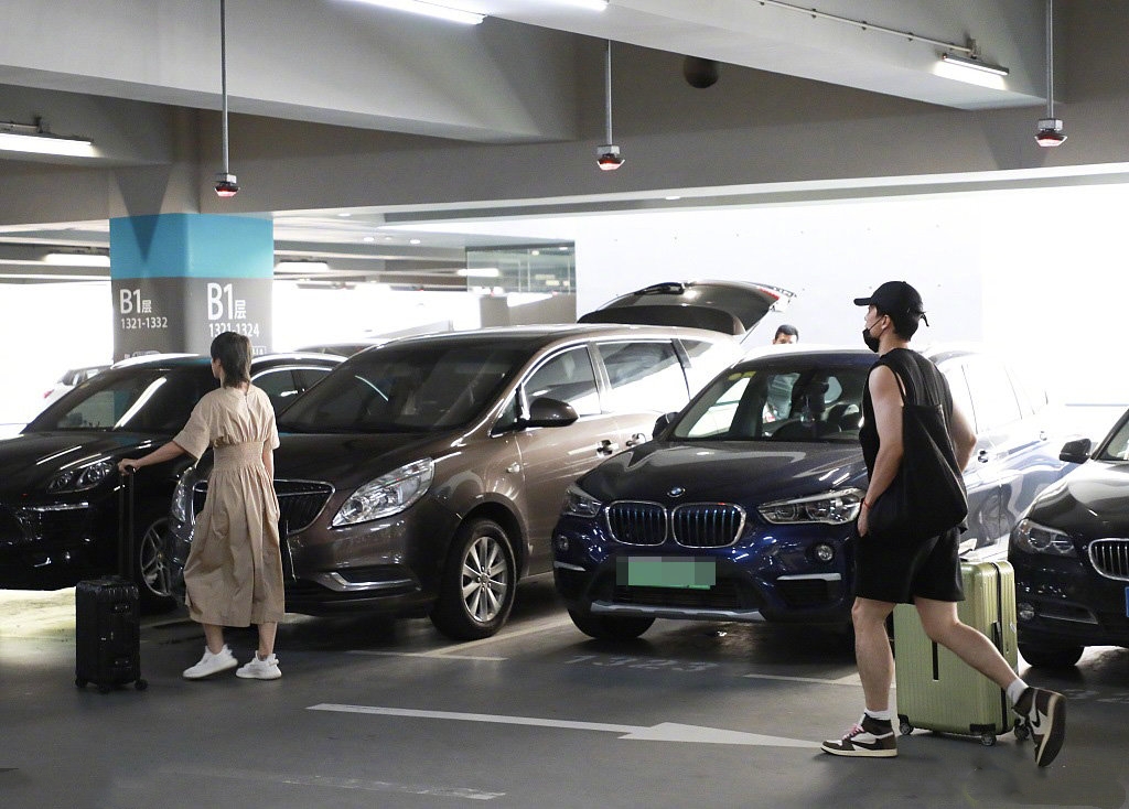 刘翔携运动员妻子走机场，34岁吴莎一袭长裙素颜超美，气质很温柔