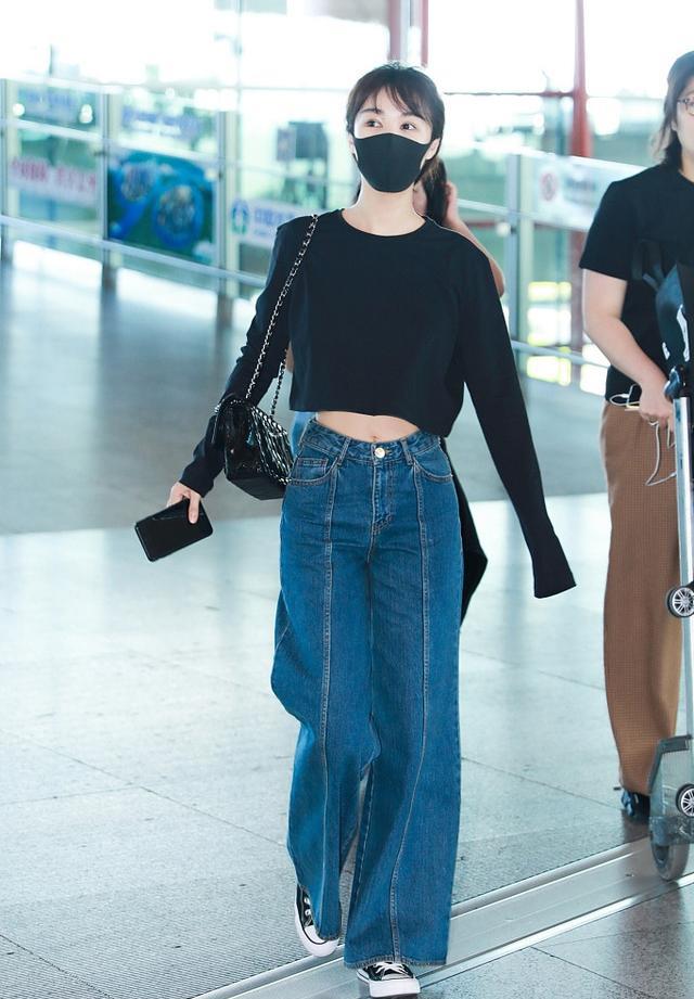31岁李菲儿秀''蜂腰'',短款T恤搭配高腰直筒裤,身材好得像少女
